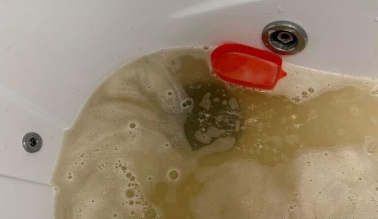 Surpriza de la robinet în Sectorul 2: apă murdară și maronie