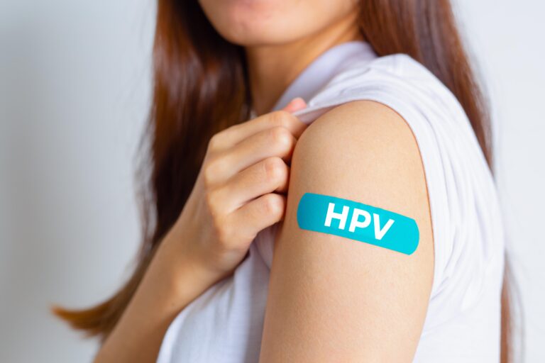 Vaccinarea anti-HPV gratuită pentru tinerii între 11 și 26 de ani, continuă printr-o nouă lege