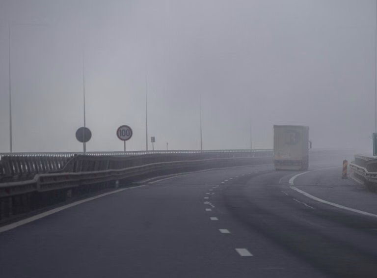 Avertisment Infotrafic pentru șoferi: Ceață densă pe Autostrada Bucureștiului, A1 și A2, adaptați viteza