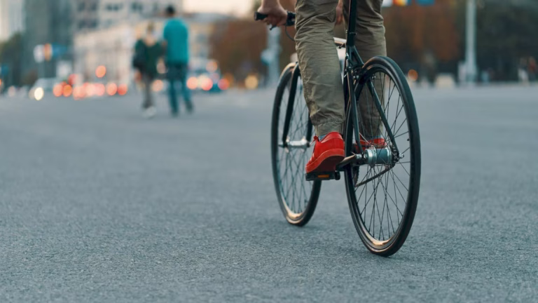 Bicicliștii din Capitală ar putea beneficia de stații self-service și parcări gratuite