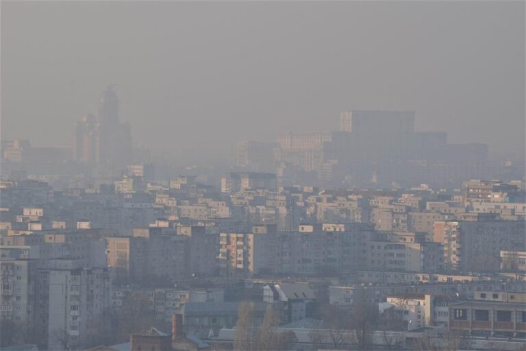 Calitatea aerului din București, afectată de poluarea industrială și construcții: amenzi insuficiente pentru a stopa problema