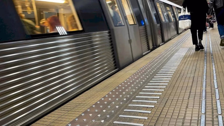 Dimineață cu probleme la metrou, pe Magistrala Corporatiștilor M2. Călătorii au coborât la stația Constantin Brâncoveanu