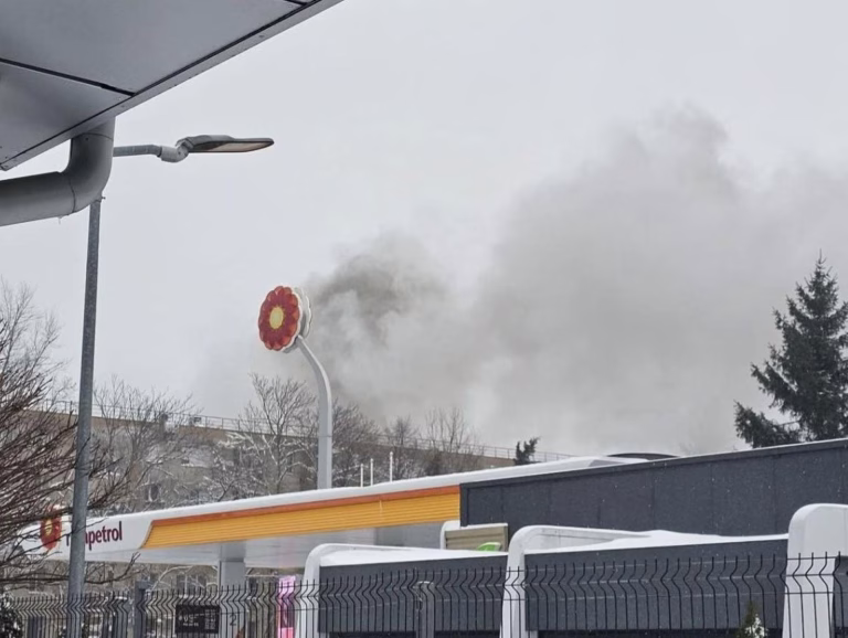 Incendiu în București, în apropierea unei benzinării din zona Valea Oltului