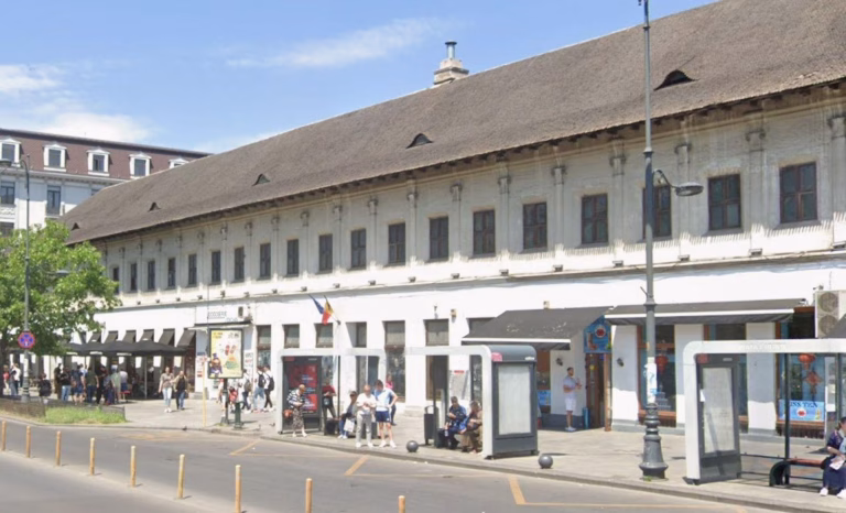 Închiderea cafenelei Starbucks de la Hanu’ lui Manuc, un simbol al întâlnirilor din Piața Unirii