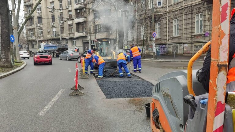 Lista străzilor reparate în București: Gropile au fost astupate, semafoarele au fost remediate