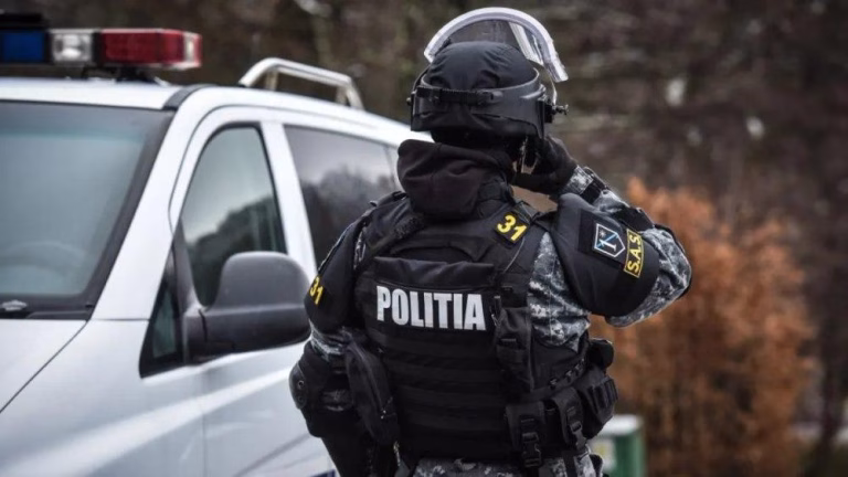 Percheziții în saloane de masaj erotic din București, într-un caz de proxenetism condus de o femeie de 80 de ani