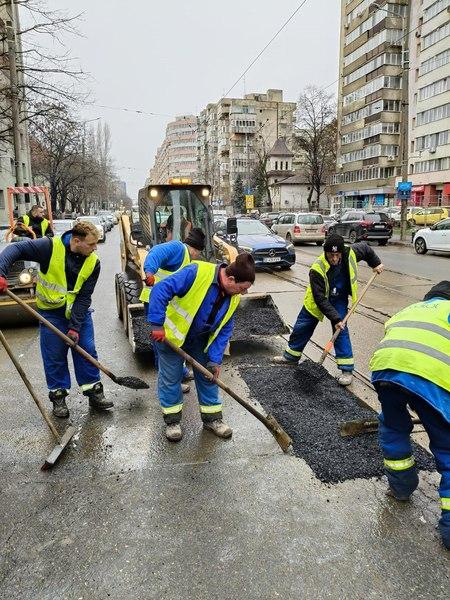 Primăria București a demarat plombarea gropilor de pe străzile afectate de iarnă