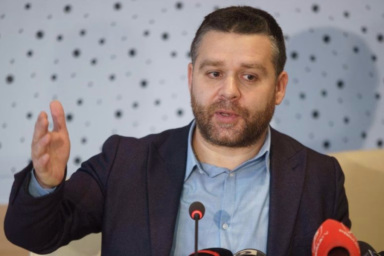 Primarul Capitalei solicită bucureștenilor să rămână acasă: „Accesul utilajelor de deszăpezire este îngreunat de mașini”