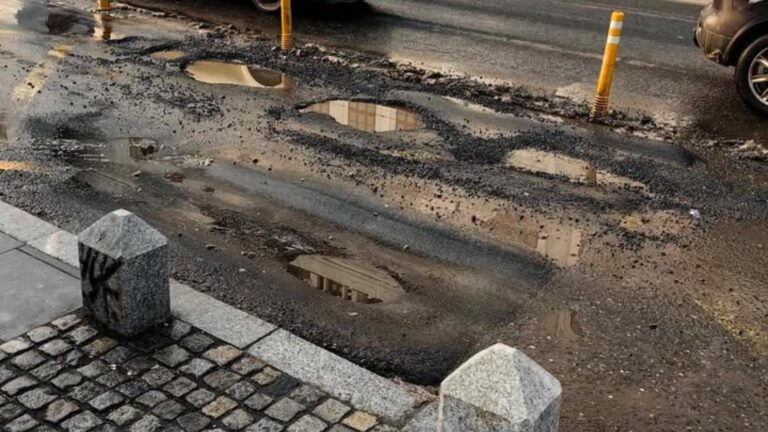 Problemele de trafic din București: Gropile de pe carosabil afectează șoferii