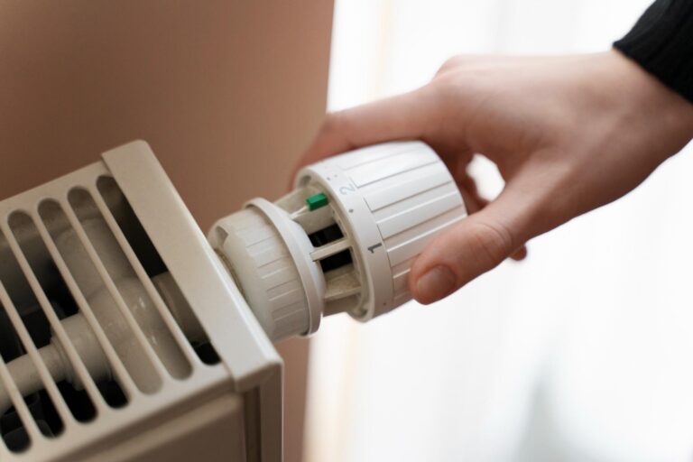 Sistemul de termoficare din București funcționează aproape complet: doar 4 blocuri fără căldură, iar în alte 26, furnizarea este deficitară
