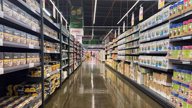 Supermarketul La Cocoș din Vitan s-a redeschis după reamenajare