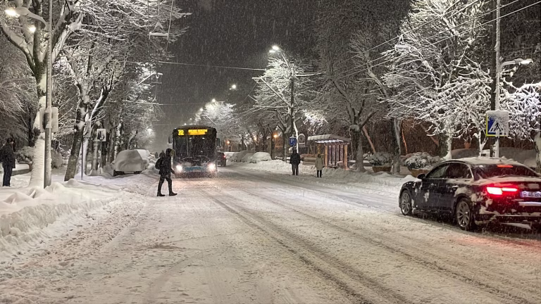 Un autobuz a circulat fără oglindă laterală, după ce a lovit o mașină