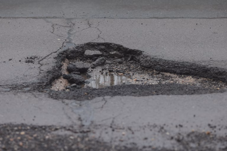 Un biciclist va primi 100.000 de euro despăgubiri după un accident cauzat de gropi în București