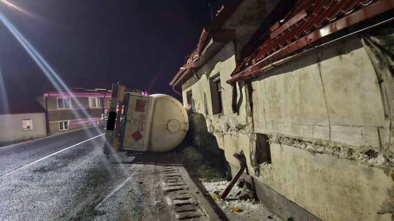 Accident grav pe DN1: autocisternă cu gaz răsturnată în Sibiu