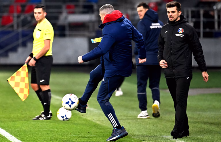 Antrenor român, moment penibil la interviu: s-a dat singur de gol