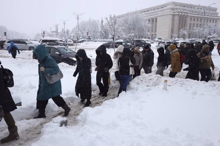 Bucureștiul sub zăpadă: Ciucu cere să stăm acasă