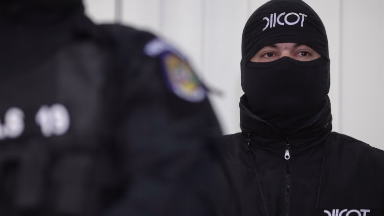 Descinderi DIICOT într-un club de striptease din București - Politica