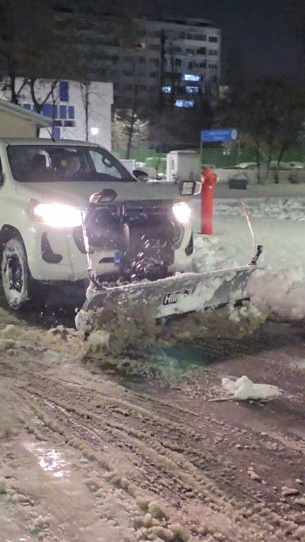 Deszăpezire non-stop în Sectorul 4: trotuare și străzi secundare - Bucuresti