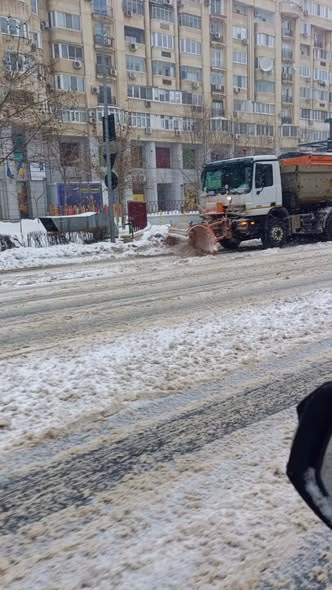 Echipele de deszăpezire lucrează non-stop prin București - Bucuresti
