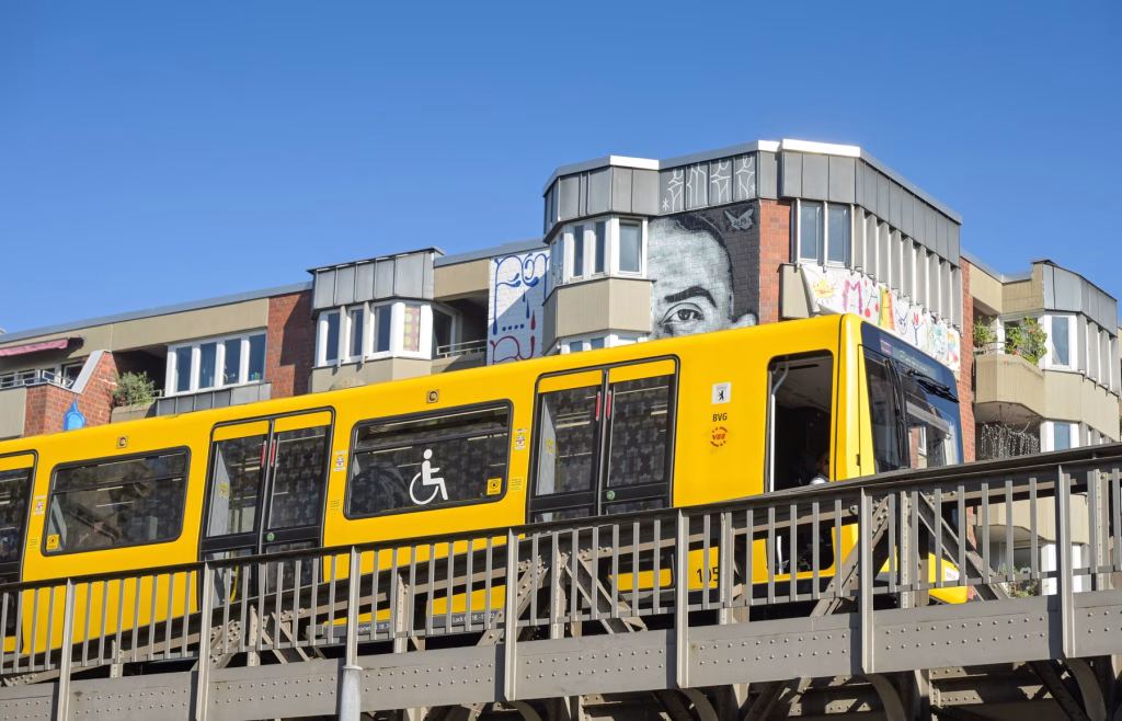 Iașiul face pe deșteptul: vine primul tren suspendat din țară - Politica