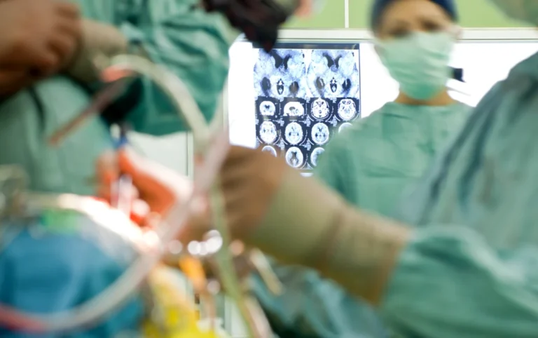 Bolojan propune ca medicii formați la buget să lucreze obligatoriu în România