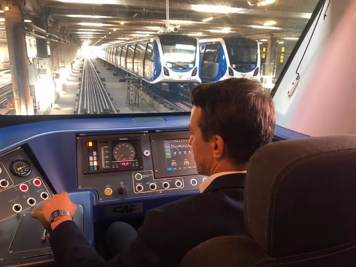 La mulți ani, feroviarii care ne duc cu metroul prin București - Bucuresti
