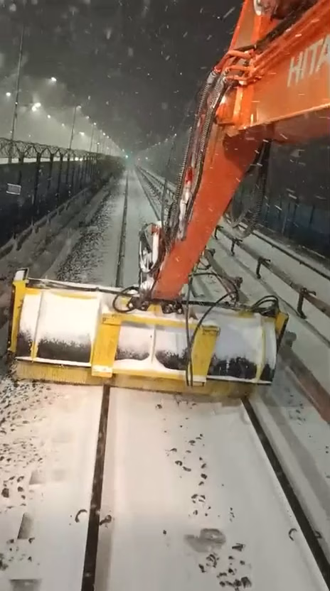 Metrorex deszăpezește noaptea pe M2 ca să mergi la timp