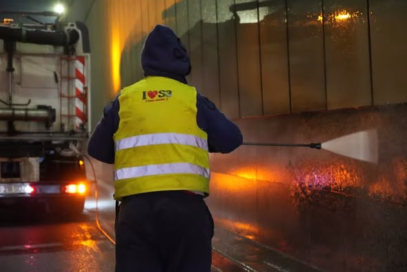 Pasajul Muncii se spală noaptea ca să nu te enerveze ziua - Bucuresti