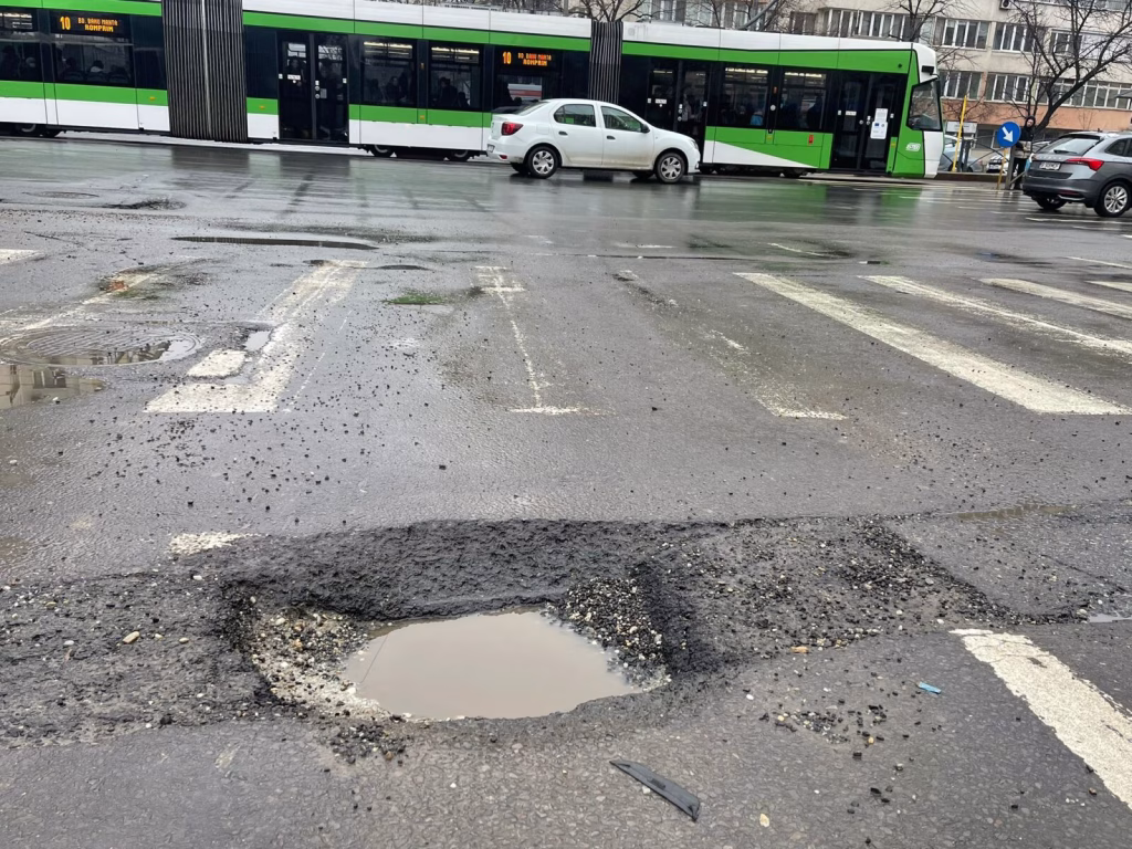 Primăria Sectorului 1 astupă gropile apărute după iarnă - Bucuresti