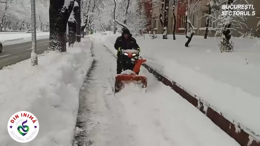 Primăria Sectorului 3 curăță trotuarele non-stop - Bucuresti