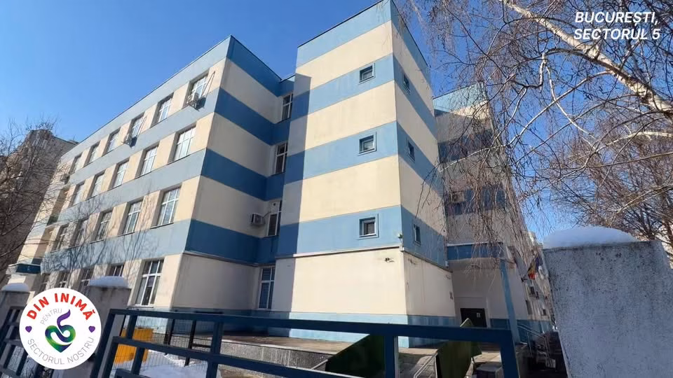 Primăria Sectorului 5 a curățat zăpada din școlile locale - Bucuresti