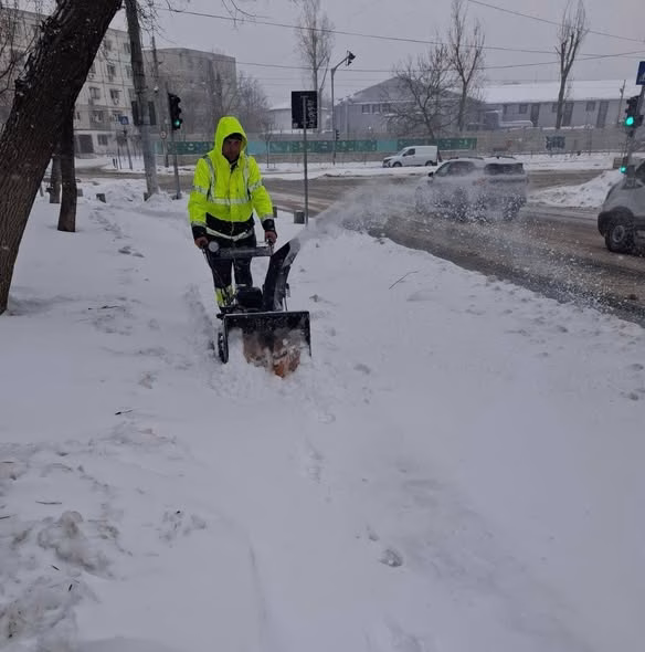 Primăria Sectorului 6 a ieșit cu 80 de utilaje la deszăpezire