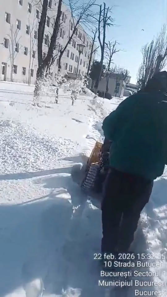 Sectorul 1 a curățat zăpada de la școli și locuri de joacă - Bucuresti