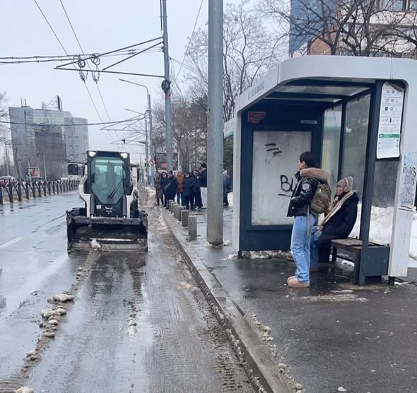 Sectorul 6 curăță zăpada de la borduri și din stații - Bucuresti