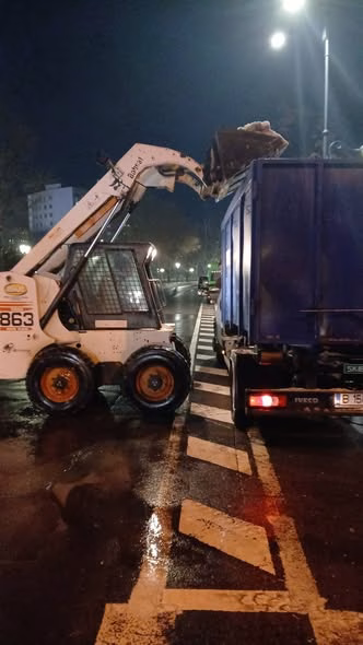Sectorul 6 strânge zăpada după ce s-a mai liniștit traficul - Bucuresti