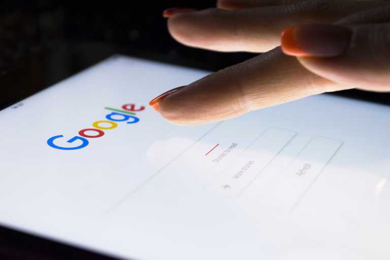 Site-ul Guvernului, plin un an de reclame la păcănele asiatice