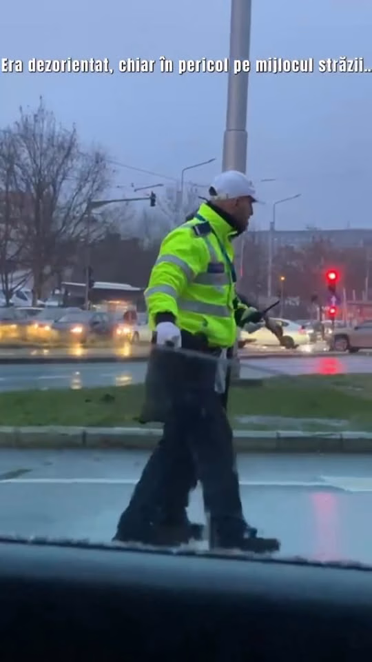 Un polițist rutierist l-a ajutat pe un bunic pierdut în ploaie