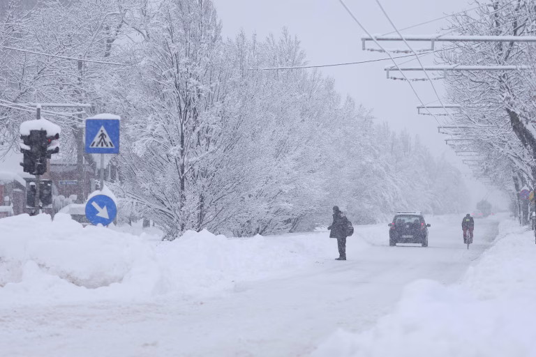 Viscol în București: școli închise, drumuri blocate, blackout