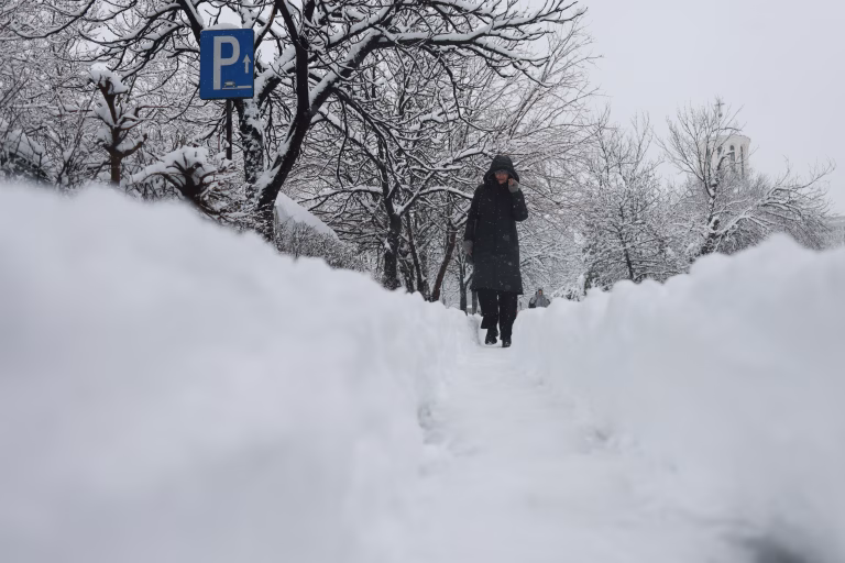 Weekend cu zăpadă și ger în București: vine iar iarna