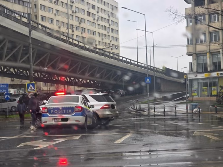 Accident dimineața la Pasajul Doamna Ghica, între un autoturism și o mașină de poliție. Trafic îngreunat în zonă