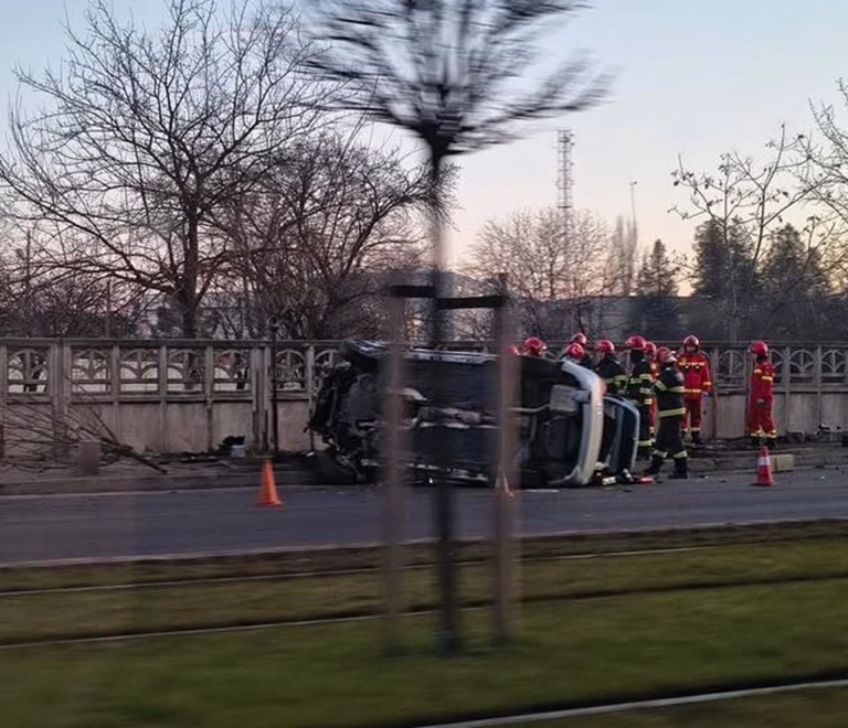 Accident pe Bulevardul Timișoara: O mașină răsturnată blochează o bandă de circulație