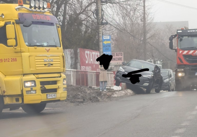 Accident pe Bulevardul Uverturii: O mașină suspendată pe un separator de beton