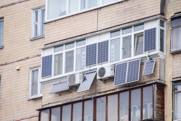 Cum poți obține energie electrică mai ieftină și apă caldă constantă în București. Detalii despre panourile fotovoltaice de balcon disponibile la Lidl