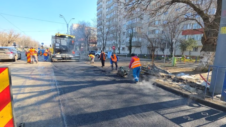 Curățenie de primăvară în sectorul 4: Muncitori și utilaje mobilizate pentru igienizare