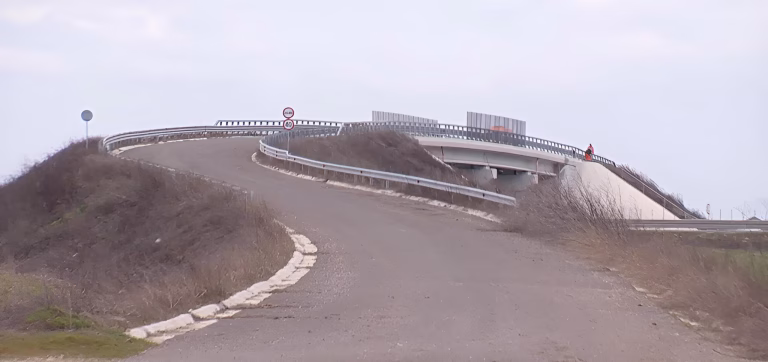 Descoperiți podul surprinzător de lângă București, care leagă două câmpuri din Balotești, investiție de 4 milioane de lei