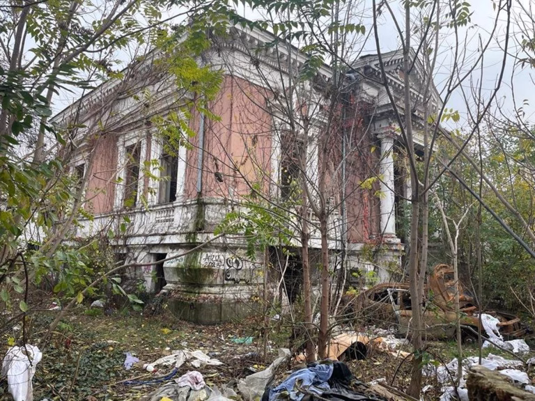 Fosta reședință a chimistului Ștefan Minovici, o ruină în inima Capitalei