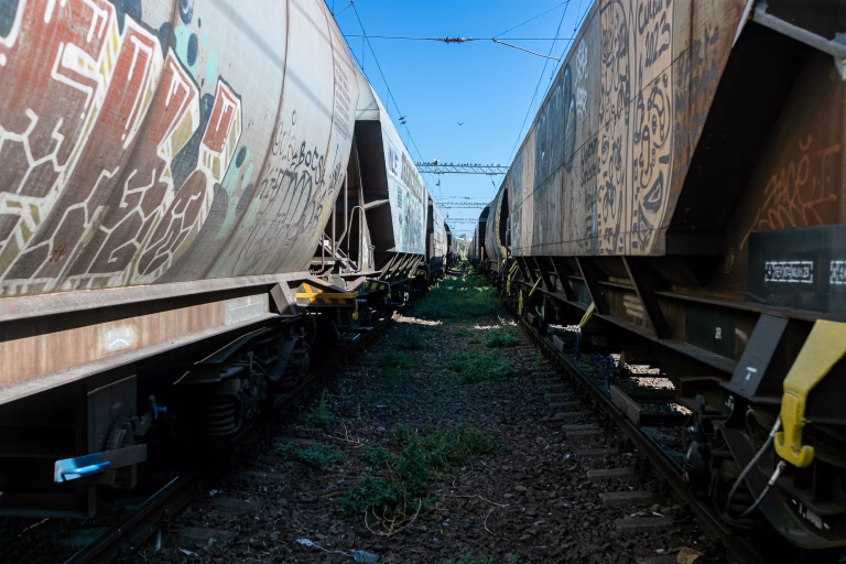 Incident grav în apropiere de București: Un copil s-a electrocutat după ce s-a urcat pe un vagon de marfă descompus