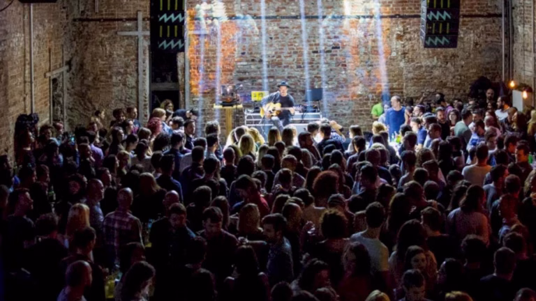 Lansarea benzii desenate despre istoria hip-hop-ului românesc, „Povești de Cartier”, în clubul Expirat