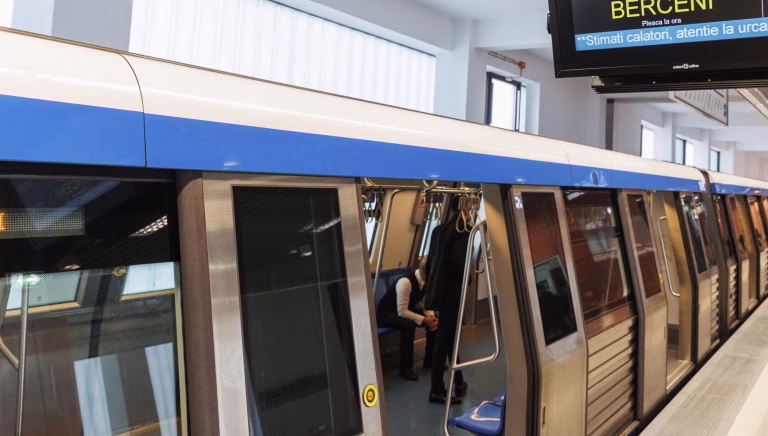 Metrorex se confruntă cu restanțe semnificative față de Alstom, dar trenurile rămân în circulație