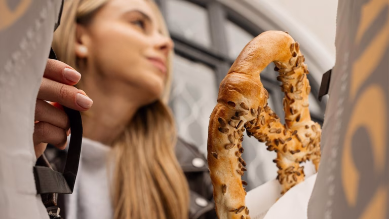 Prețuri surprinzătoare la covrigii de la Luca: acum doar 1,99 lei până pe 22 iunie